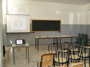 L'allestimento dell'aula per la giornata educativa