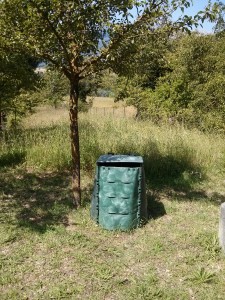 Composter nei pressi di un arbusto